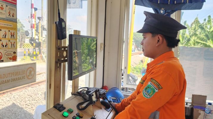 Aksi Menegangkan Penjaga Perlintasan Kereta Api Selamatkan Warga di Tengah Rel Pasuruan