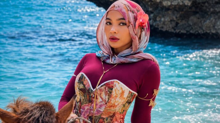 Oklin Fia Kembali Jadi Sorotan, Gaya Hijab dan Bustier Top Picu Reaksi Warganet
