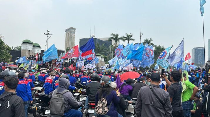 Ribuan Buruh Padati Depan Gedung DPR, Kawal Pengesahan UU Pelindungan Ketenagakerjaan
